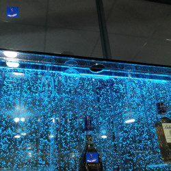 Fontanas siena interjerui su lentynomis