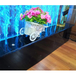 Fontanas siena interjerui su lentynomis