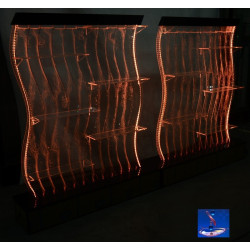 Fontanas siena interjerui su lentynomis