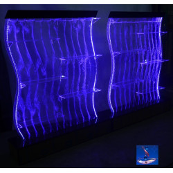 Fontanas siena interjerui su lentynomis