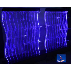 Fontanas siena interjerui su lentynomis