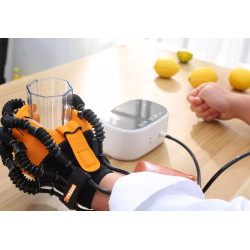 Rankų pirštų pratimų terapijos robotizuota reabilitacinė įranga  C11